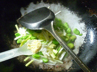 韭菜芽炒蚕豆的做法步骤：6