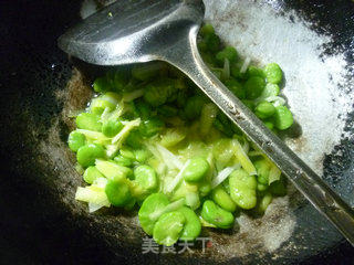 韭菜芽炒蚕豆的做法步骤：7