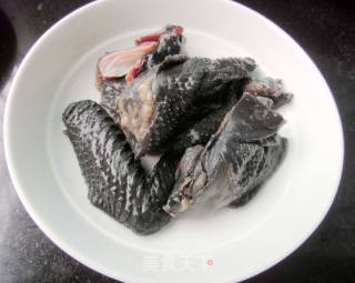 黄芪当归炖乌鸡的做法步骤：1