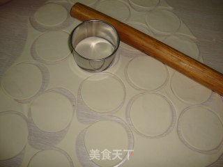 【白菜红萝卜鲜肉饺子】----和女儿合作做的小作品的做法步骤：3