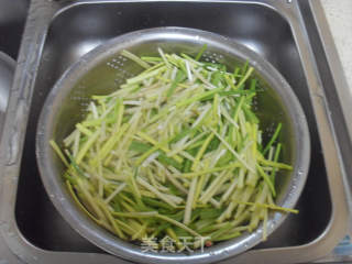 肉丝炒蒜苗的做法步骤：1