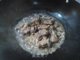 咖喱土豆排骨盖浇饭的做法步骤：2