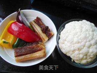 腊肉炒菜花的做法步骤：1