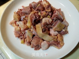 香菇红烧鸡的做法步骤：1