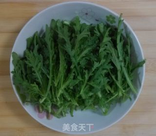 茼蒿炒肉丝的做法步骤：1