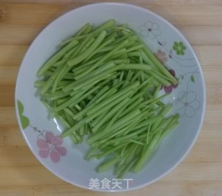 茼蒿炒肉丝的做法步骤：2