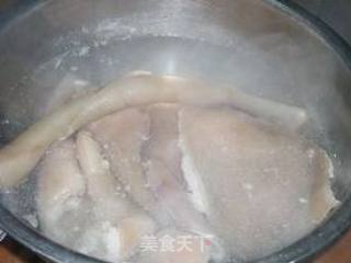 香菜拌皮冻的做法步骤：2