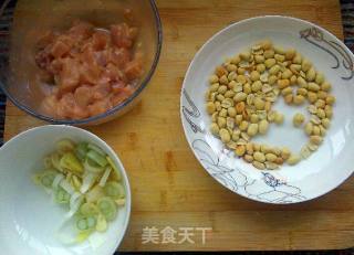宫保鸡丁的做法步骤：1