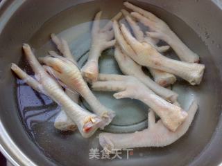 香菇焖鸡爪的做法步骤：2