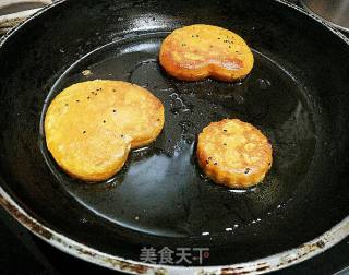 奶香芝心红薯饼的做法步骤：1