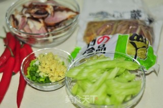 蕨菜炒腊肉的做法步骤：1