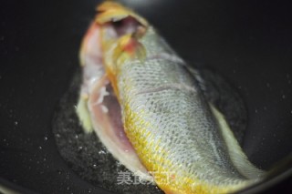 黄花鱼烧豆腐的做法步骤：2