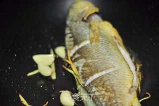 黄花鱼烧豆腐的做法步骤：3
