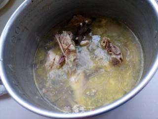 剩菜新吃——酸菜鸡丝面的做法步骤：1