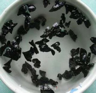 红葡萄酒泡木耳的做法步骤：1