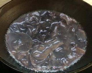 红葡萄酒泡木耳的做法步骤：2