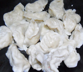 煎饺的做法步骤：1