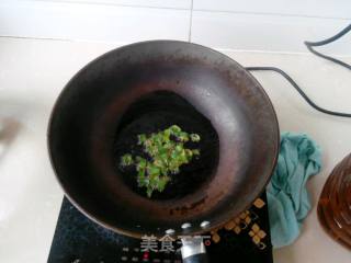 黑木耳炒白菜片的做法步骤：2