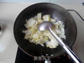 黑木耳炒白菜片的做法步骤：3
