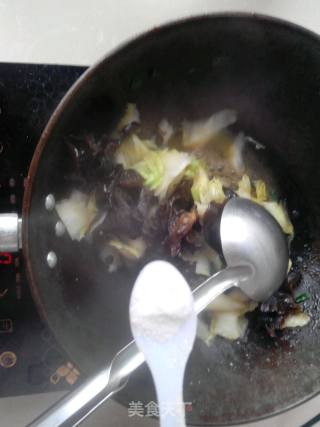 黑木耳炒白菜片的做法步骤：5