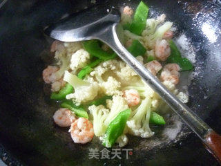 灯椒虾仁炒花菜的做法步骤：12