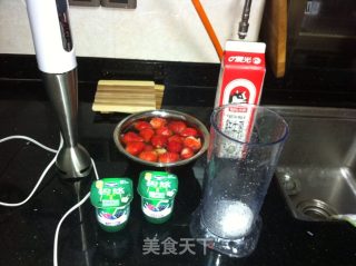 酸奶鲜草莓奶昔的做法步骤：1