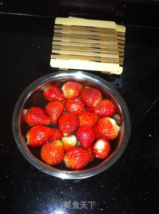 酸奶鲜草莓奶昔的做法步骤：3