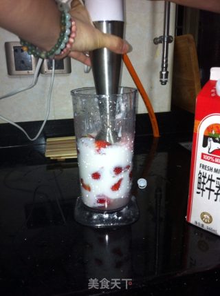 酸奶鲜草莓奶昔的做法步骤：5