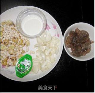 【薏米莲子鲜虾煲】过年来一勺奶香浓郁的暖身汤菜的做法步骤：1