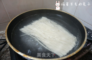 【羊毛兔出品。】沙拉芝香凉拌面的做法步骤：2