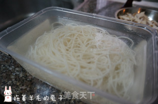 【羊毛兔出品。】沙拉芝香凉拌面的做法步骤：4