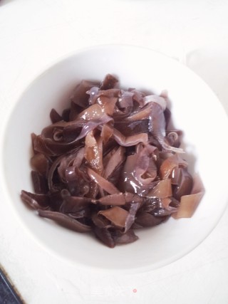 鲜美凉菜——手撕醉鸡拌木耳的做法步骤：4