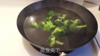 营养美味一道菜——三文鱼西兰花沙拉的做法步骤：6