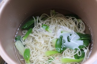 舒舒坦坦吃碗面——蛋炒棍棍面的做法步骤：5
