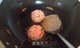 红烧狮子头的做法步骤：2
