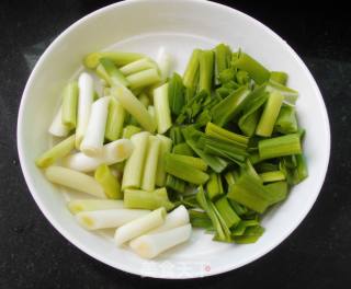 蒜苗炒腊肉的做法步骤：2
