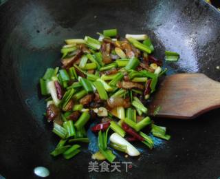 蒜苗炒腊肉的做法步骤：9