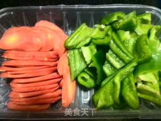 青椒胡萝卜炒腊肉的做法步骤：2