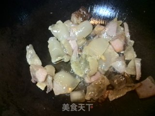 青椒胡萝卜炒腊肉的做法步骤：5