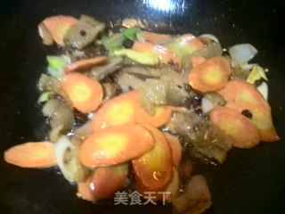 青椒胡萝卜炒腊肉的做法步骤：7