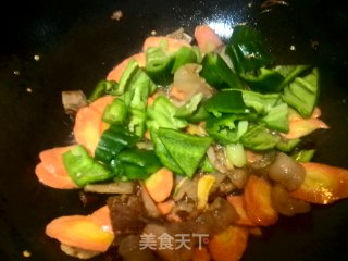 青椒胡萝卜炒腊肉的做法步骤：8