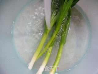 大蒜炒年糕的做法步骤：2