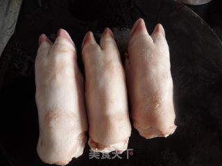 黄豆炖猪蹄的做法步骤：1