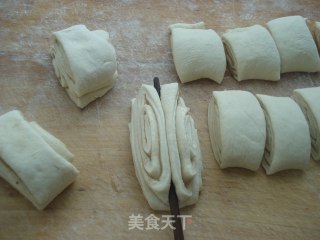 五香花卷的做法步骤：5