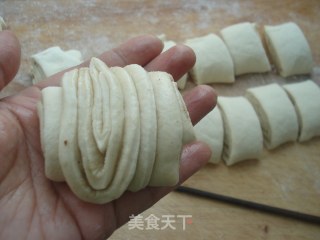 五香花卷的做法步骤：6