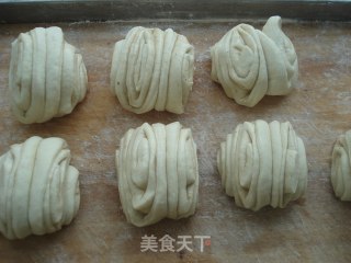 五香花卷的做法步骤：7