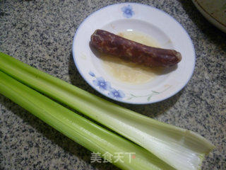 腊肠炒西芹的做法步骤：1