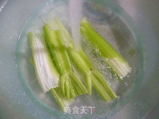 腊肠炒西芹的做法步骤：2