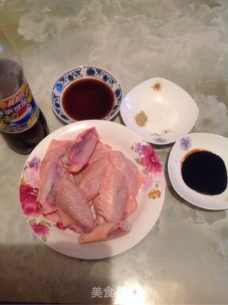 可乐鸡翅的做法步骤：1