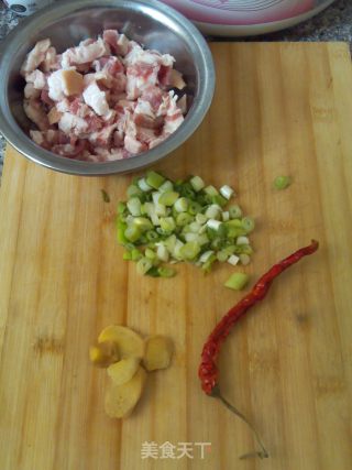 红烧肉炖土豆的做法步骤：1